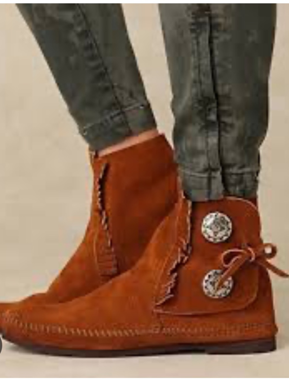Minnetonka 2-Button Women Hardsole Fringe Boot Brown Suede Concho Size 10 NWOT